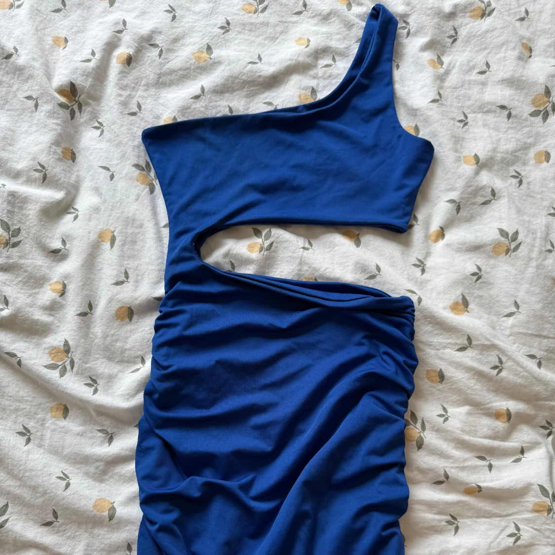 Blå one shoulder cut out klänning - 1