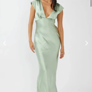 Ljusgrön långklänning i satin med v-ringning - Snygg ljusgrön långklänning i satin med djup v-ringning och korta ärmar. Perfekt för bal✨Ända ”negativa” är att jag tagit bort prislappen då det var tänkt att jag skulle ha den som balklänning innan jag hittade en annan. Bara att höra av sig om fler bilder önskas💕