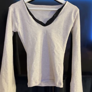 Ljusgrå långärmad topp med spets - sydd själv storlek xs