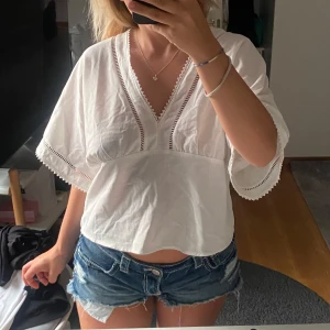 Vit blus med v-ringning från Milo's - Fin tröja från missay, alldrig använd