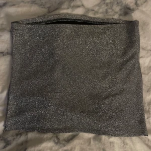 glittrig kjol/top  - klippt tröja, kan användas som topp eller kjol, jätte fin till fester elller annat. 