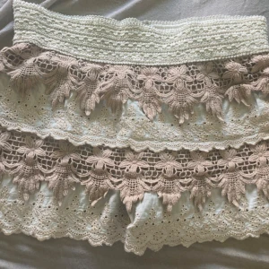 Beige spetshorts  - Supersöt korta shorts från Buch Copenhagen i beige och vitt med flera lager volang och broderad spets. 