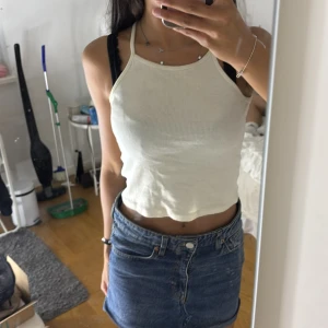 Vit ribbad linnetopp från H&M - Säljer en enkel och fräsch vit ribbad linnetopp från H&M Basic i ekologisk bomull. Toppen har smala axelband och croppad passform, perfekt till jeans eller kjol. Superenkel att styla och passar till alla dina favoritlooks.