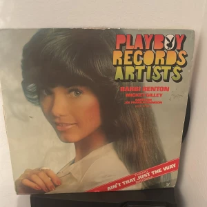 Playboy Records Artists - Upptäck en samling klassiska låtar från legendariska artister som Barbi Benton och Mickey Gilley. Perfekt för dig som älskar retrovibbar och vill utforska musikens historia på vinyl. Omslaget har en cool vintage-look och skivan är en riktig samlarfavorit.