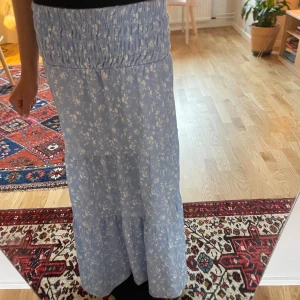 Blommig blå långkjol från Gina Tricot - Blommig blå långkjol från Gina Tricot.