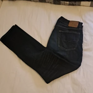 Mörkblå jeans från Polo Ralph Lauren - Polo Ralph Lauren jeans i nytt skick. De är använda en gång och köptes för 1900 kr. 
