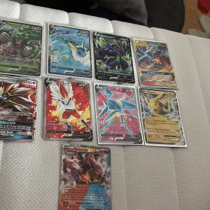 Pokémonkort - Blandade V, GX och EX - Samling med coola Pokémonkort, inklusive Rillaboom V, Vaporeon V, Grimmsnarl V, Solgaleo GX, Cinderace V, Vikavolt V, Pikachu, Volcanion EX och fler. Perfekt för dig som vill boosta din samling med färgstarka och kraftfulla kort! Kan absolut diskutera pris. Jag har även massa andra lådor med Pokémon kort så det är bara däga om man vill lägga till något mer