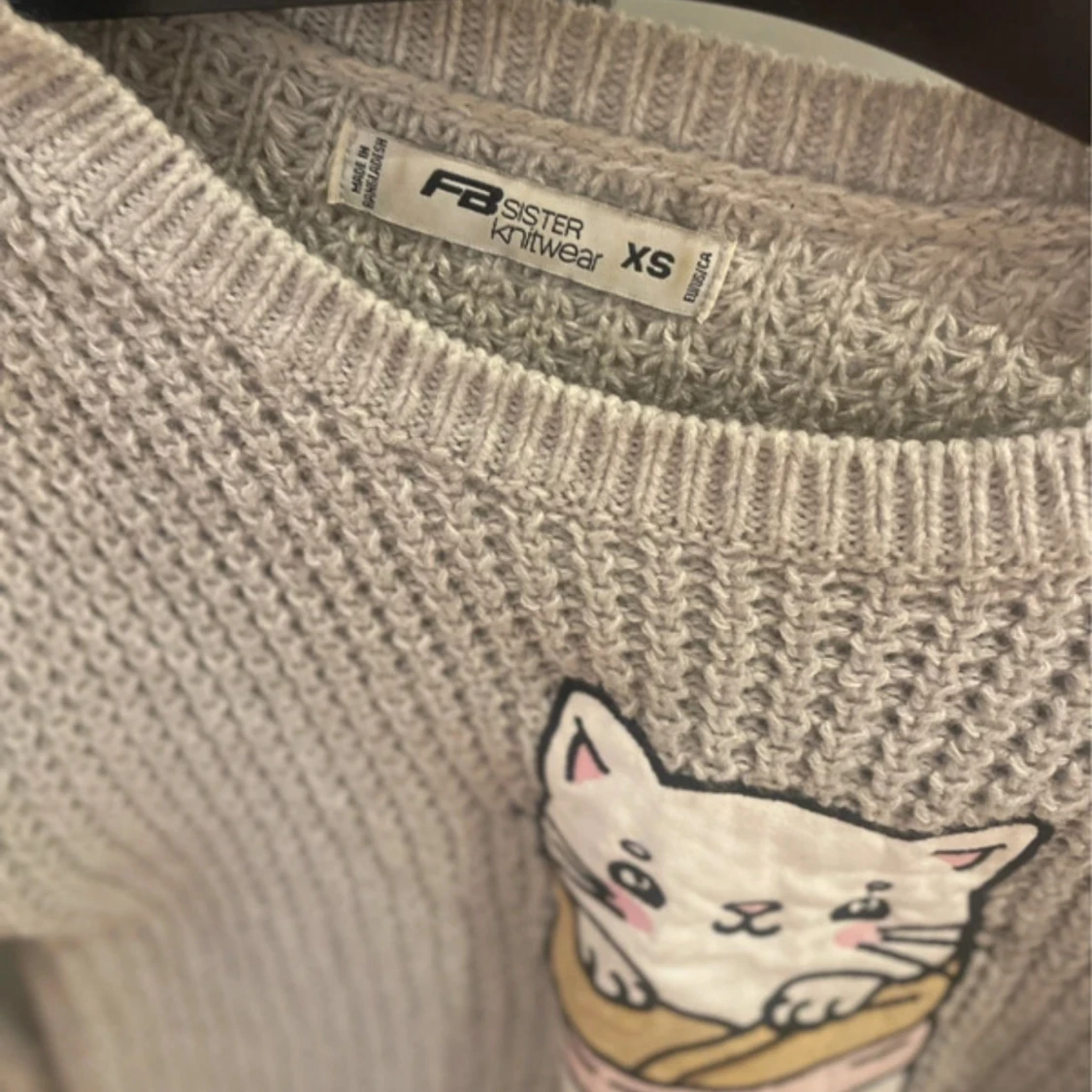 Beige stickad tröja med kattmotiv XS - 2