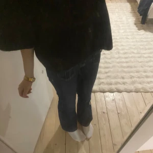 Mörkblå bootcut jeans från Gina  - Säljer ett par mörkblå jeans med bootcut! Det är från Ginatricot. Be om bättre bilder om man vill ha!!💗 Det är u storlek 158