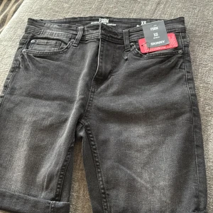 Svarta skinny jeansshorts XS - Nya snyggt tvättat svarta demin jeansshorts storlek XS. Perfekta för dig som gillar en tajtare stil och vill ha ett par stilrena shorts.