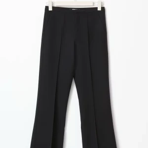 Svarta bootcut kostymbyxor Gina Tricot!  - Svarta kostymbyxor från Gina Tricot med bootcut-silhuett och pressveck. Byxorna har hög midja, dragkedja och knappstängning framtill samt fickor i sidorna. Byxorna är väl använda men har inga hål eller liknande. (Porto tillkommer) 