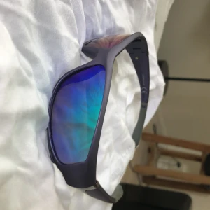 Blåa seglar glasögon  - Säljer ett par seglarglasögon mycket bra skick och inte så andvända 