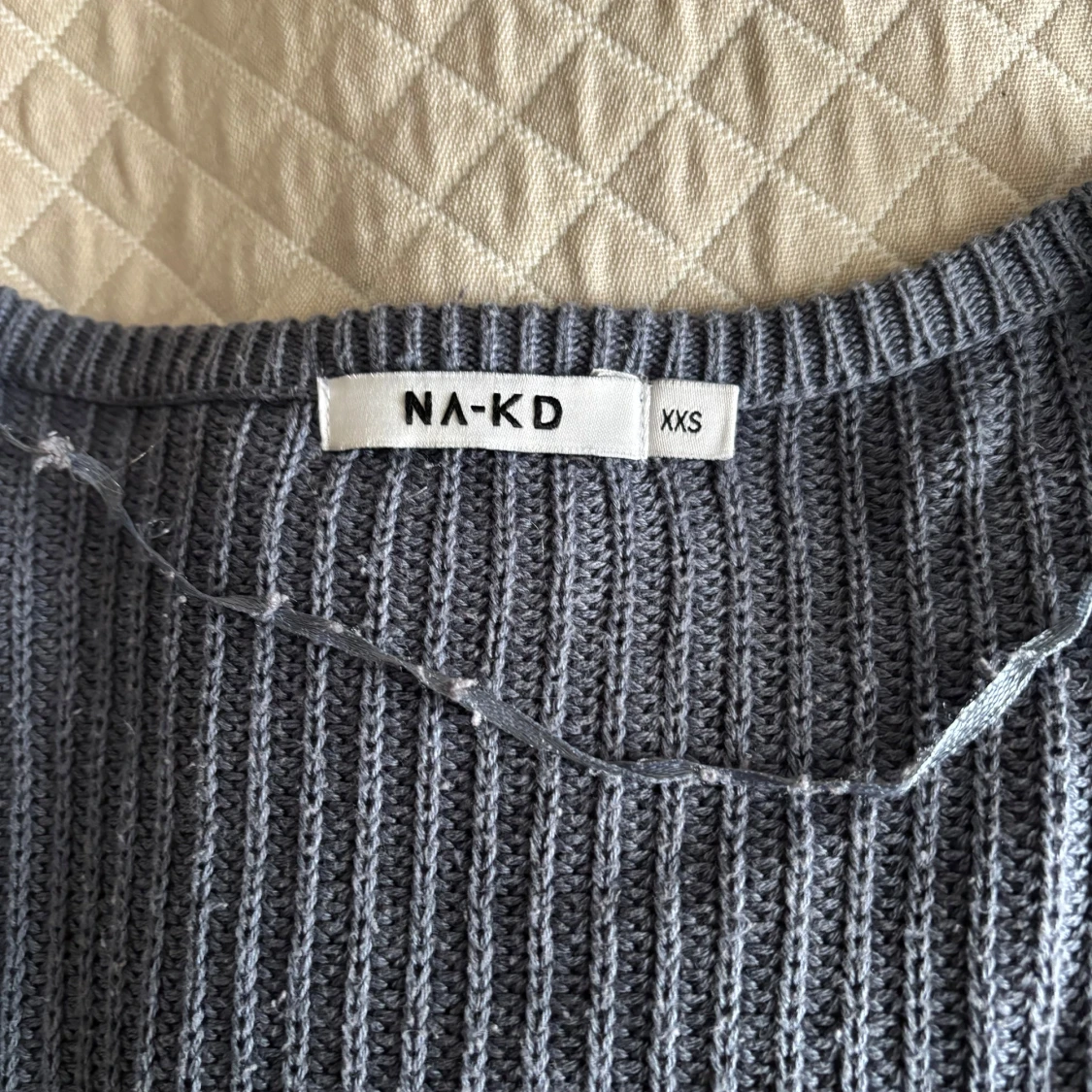 Grå stickad v-ringad tröja NA-KD - 2