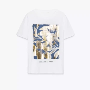 Vit t-shirt med guldtryck - Jättesnygg vit t shirt från Zara med guldtryck💗 skriv gärna om ni har frågor🥰