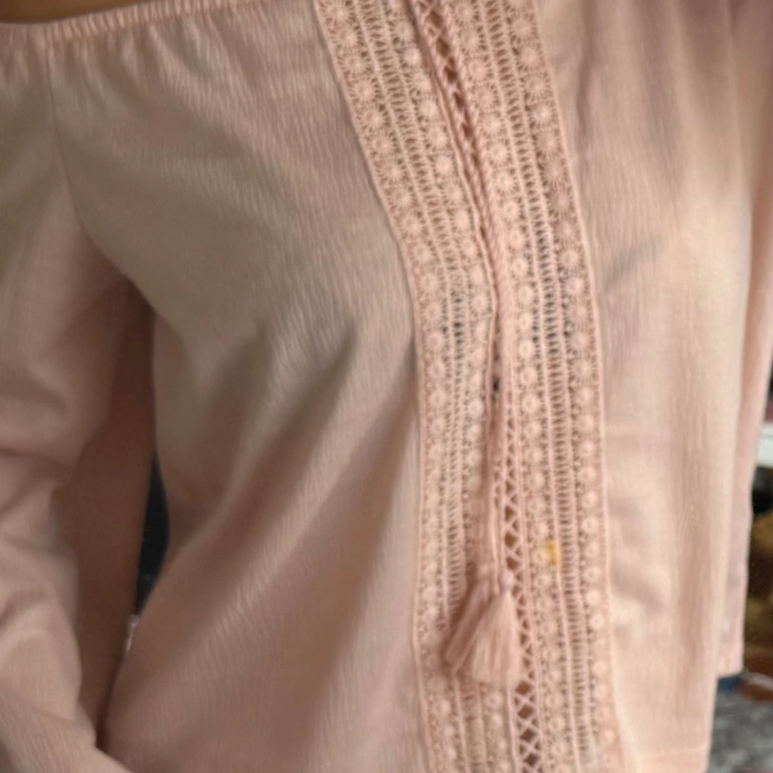 Ljusrosa offshoulder blus med spets - 2