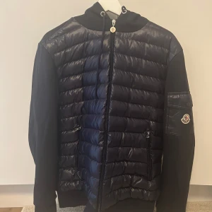 Moncler jacka - Säljer min moncler jacka då den är för står på mig!