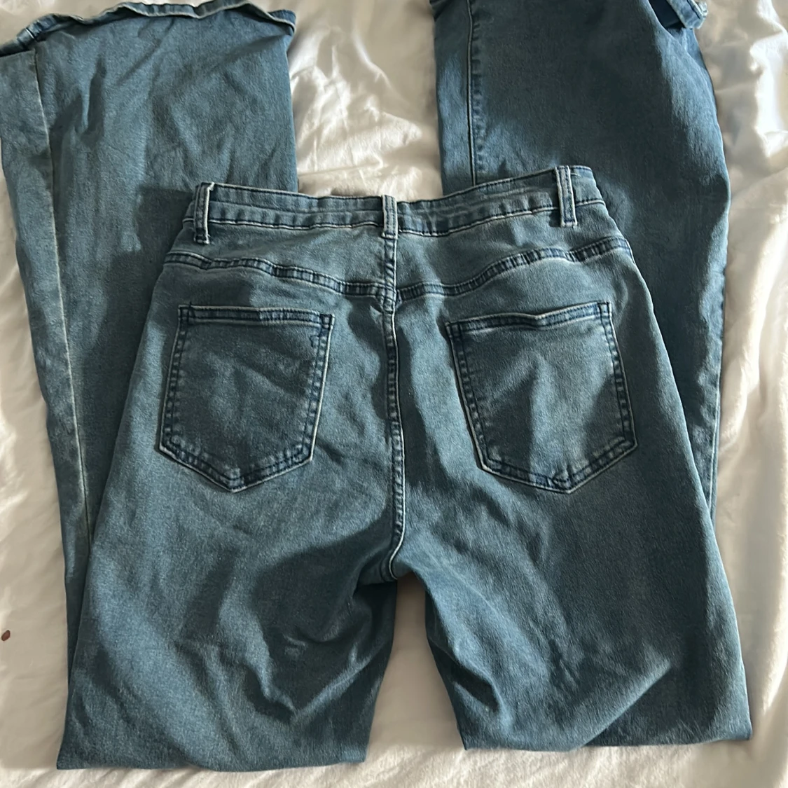 Bootcut jeans i ljusblå denim från Shein - 1