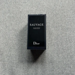 Dior Sauvage Eau de Parfum 100ml - Dior Sauvage Eau de Parfum 100ml.          Oöppnad inplastad finns kvitto.