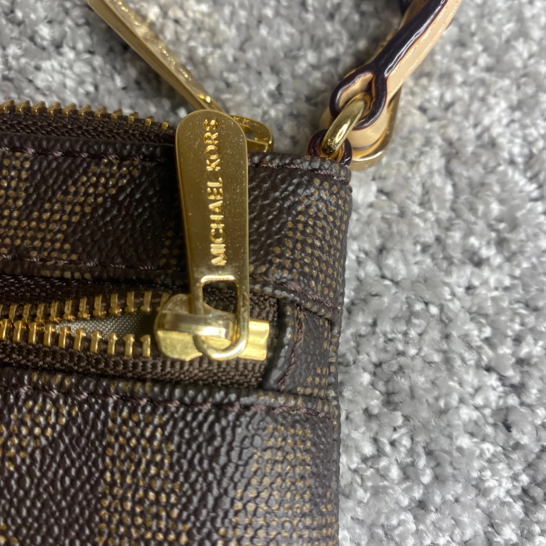 Brun Michael Kors kuvertväska - 2