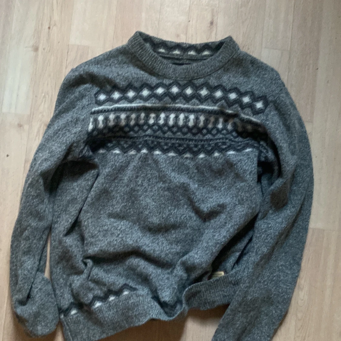 Grå stickad tröja med mönster