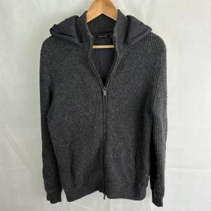 Massimo dutti cardigan  - Fint skick! Modellen är 185 och bär M passar S
