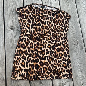 Leopard tröja - Fin leopard topp med korta ärmar. Toppen har en skön passform och är i bra material. Storlek s men skulle nog passa s-m. Pris går att diskuteras!