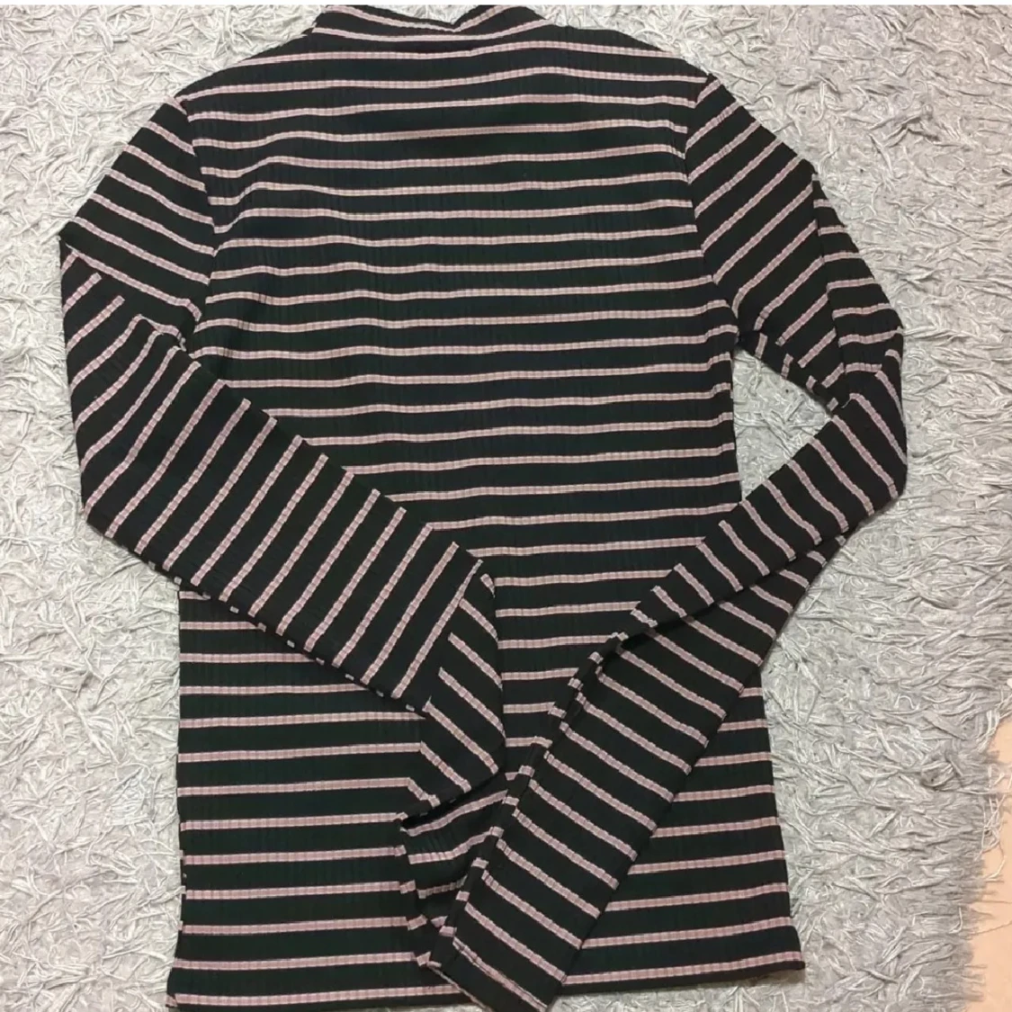 Randig svart och rosa långärmad tröja - 1