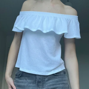 Vit offshoulder topp med volang - Stilren vit offshoulder topp perfekt för sommaren🤍🤍