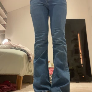 Blå flare jeans från H&M - Säljer ett par blåa flare jeans från H&M med slim fit upptill. Jeansen är i klassisk denim med snygg utsvängd passform nertill och har två bakfickor. Perfekta för dig som vill ha en bekväm men trendig look. Jeansen är stretchiga och mjuka i materialet! Pris kan diskuteras❤️🙏🏼