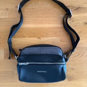 Svart axelväska från Valentino - Snygg svart axelväska från Valentino i nästan nyskick. Perfekt storlek för det viktigaste och levereras med original dustbag. 