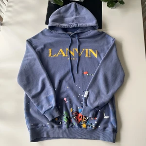 Lanvin Paris x Gallery Dept Hoodie - Säljer nu min feta Lanvin paris hoodie som är i nyskick, storlek M passformen sitter oversized så skulle säga att den passar L också! Pris går alltid diskutera, hör av er vid minsta fundering! 