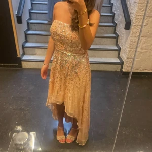 Klänning  - As snygg fest/bal/bröllops klänning. Köptes för några tusen men säljare billigare då den är använd 1 gång & pris man diskuteras!🫶