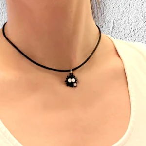 Choker Susuwatari Halsband Studio Ghibli smycke Sotande  - Så gulligt halsband med en soot sprite (sotande) som är känd från Ghibli-filmerna. Berlocken är trädd på en svart tråd som är justerbar 35-40 cm. Perfekt för den som älskar Studio Ghibli.  