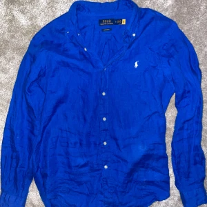 Polo ralph lauren skjorta - Fet mörk blå raffe skjorta Riktigt schysst inför sommaren, storlek M  Skriv över minsta funderingar (dåliga bilder utlagda)
