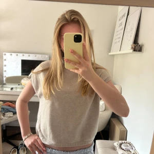 Beige stickad polotröja ärmlös - Superfin beige stickad polotröja utan ärmar från kappahl!✌️