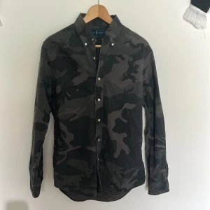 Ralph Lauren skjorta - Säljer denna riktigt snygga Ralph Lauren skjortan i nyskick, perfekt inför sommaren!                                    - Nypris 1500kr