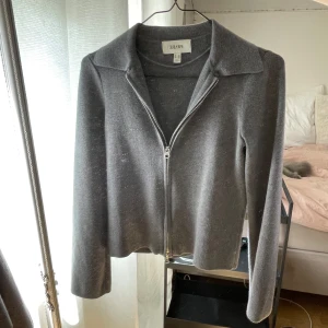 Kofta - Supersnygg kofta/ziptröja från aware, armarna är vida och man kan själv välja hur man vill ha den, det går att styla på många olika sätt! Använder ej längre 🩵🩵använd fåtal gånger