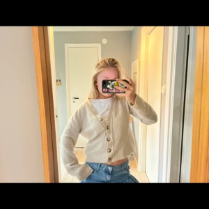 Kofta - Beige kofta från Zara. Storleken är L men jag är vanligtvis en S och XS och passar jättebra på mig. Använd flera gånger men jättefint skick!