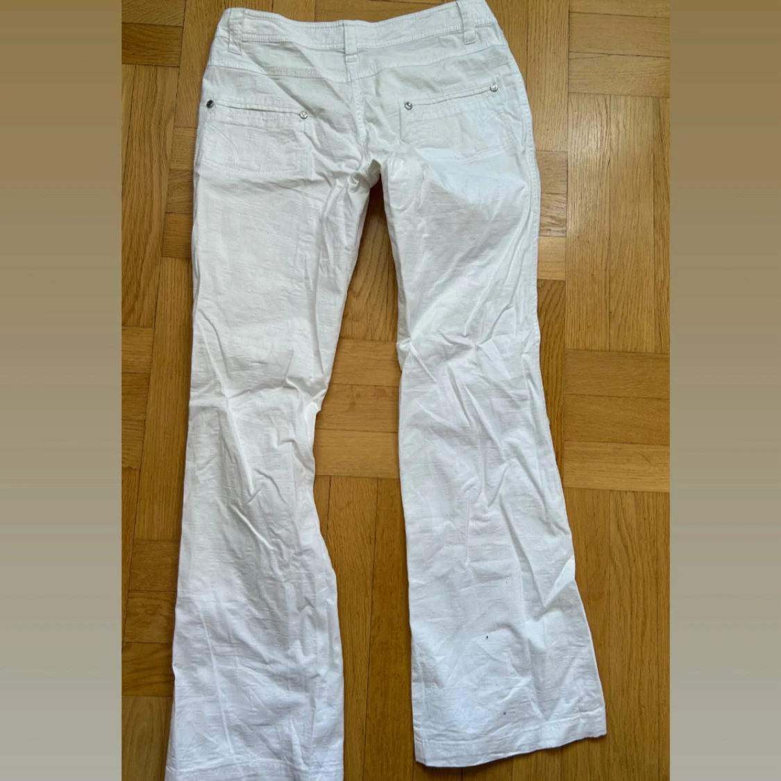 Y2K, Lågmidjade, utsvängda, vita byxor från Refree - 1