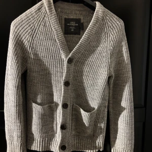 Stickad cardigan - Supertrevlig stickad cardigan i superfint skick. Storlek S. Säljer då den var för liten, aldrig använd. Pris ej hugget i sten, hör av dig vid frågor!