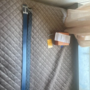 H3rmes bälte x lousis vuttion bälte  - Tjena säljer nu denna feta bundlen till sommaren 2 feta bälten för billigt pris helt nya aldrig använda vid frågor kom dm h3rmes bälte 115cm Louis vuttion 115 cm