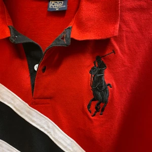 Polo ralph lauren Vintage skjorta - Säljer denna Vintage Poloralphlauren skjortan som jag aldrig använt. Storlek Medium och är i mycket bra skick. Priset är prutbart!