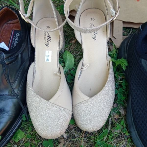 Glittriga beige pumps med klack - Gliter klarar helt nya men en liten prik på baksidan stolek 36