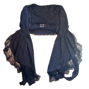 Gothic cardigan🪽💀 - Cardigan som knäpps under bröstet. Inköpt på CUM Clubwear i Stockholm💋