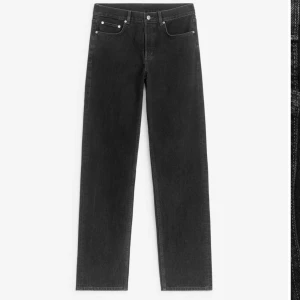 Svarta jeans ARKET - Säljer ett par helt oanvända svarta jeans från ARKET, modell Ocean. Både kvitto finns kvar och prislapp sitter kvar på. De är midwaist, loose fit och avsmalnande ben. Storlek: W34 L34. Nypris är 990kr och säljer för 800 kr. 