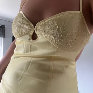 Ljusgul maxiklänning - Säljer min klänning som det var tänkt att jag skulle ha på balen, men den hann inte komma tyvärr. Helt ny med prislapp på, passar både till bal, bröllop, fest. Så så fin💛