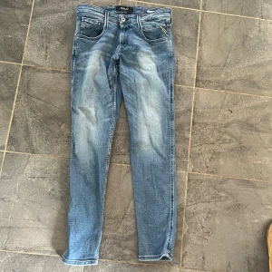 Replay anbass - Ett par riktigt feta replays som är nästan helt oanvända. Det är modellen anbass powerstretch storlek w30 l30