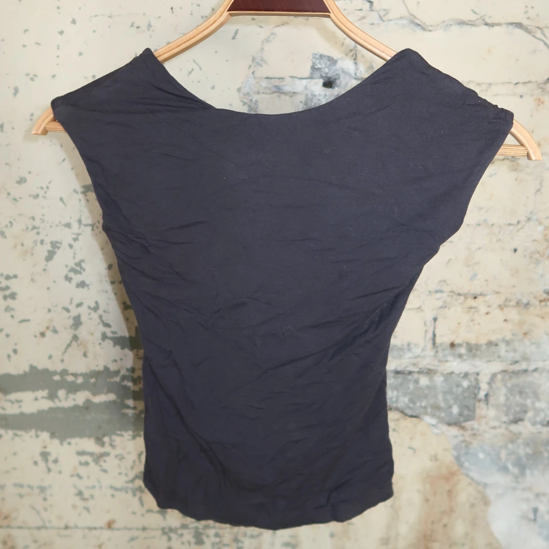 Svart ärmlös linnetopp med öppen rygg - 1