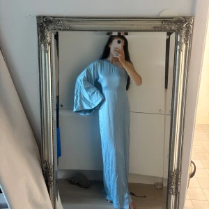 Ljusblå långklänning oneshoulder Adoore - Klänning från Adoore