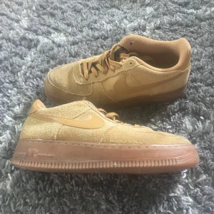 Snygga skor känt märke strl 38,5 mocka camel - Snygga skor i camelbrun mocka med matchande bruna snören och sula. Klassisk siluett med rund tå och platt sula. Logga på sidan och detaljer i samma färg. Perfekt för dig som gillar jordnära toner och streetwear. Slitet snöre och en mkt liten och knappt synlig rödaktig fläck på ena skon, se bilder. 